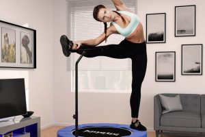 Rutina de workout junping fitness sobre trampolin ejercicio
